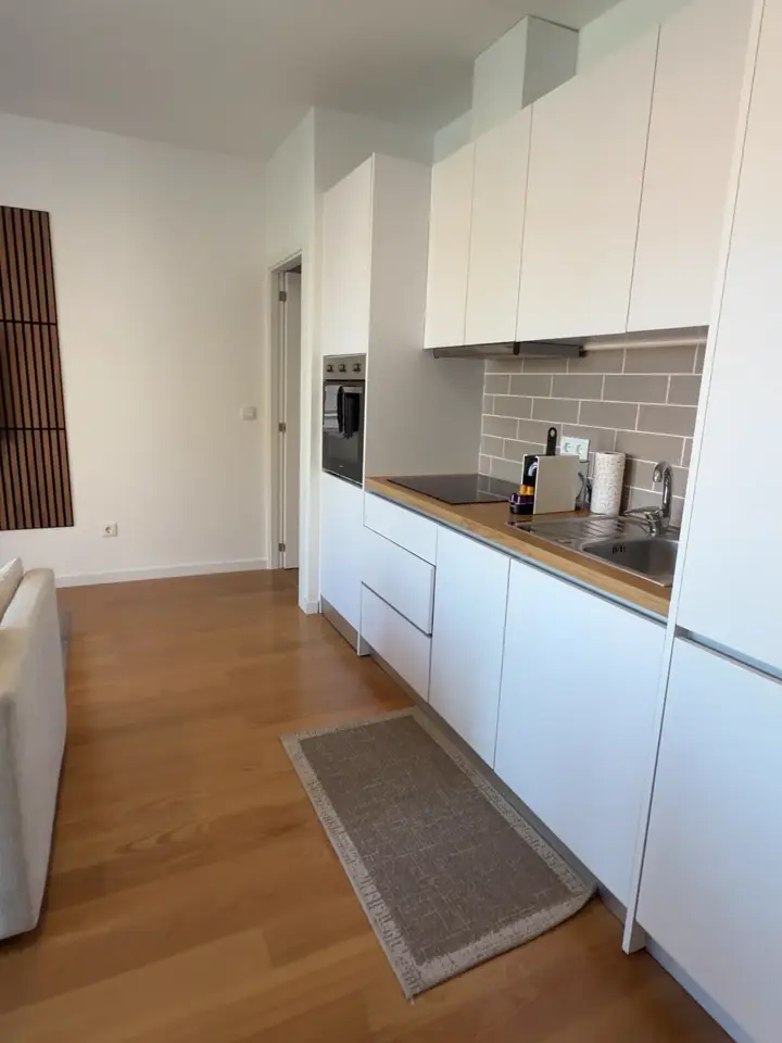 Cozinha com canalização refeita e piso novo, trabalho da nossa equipa