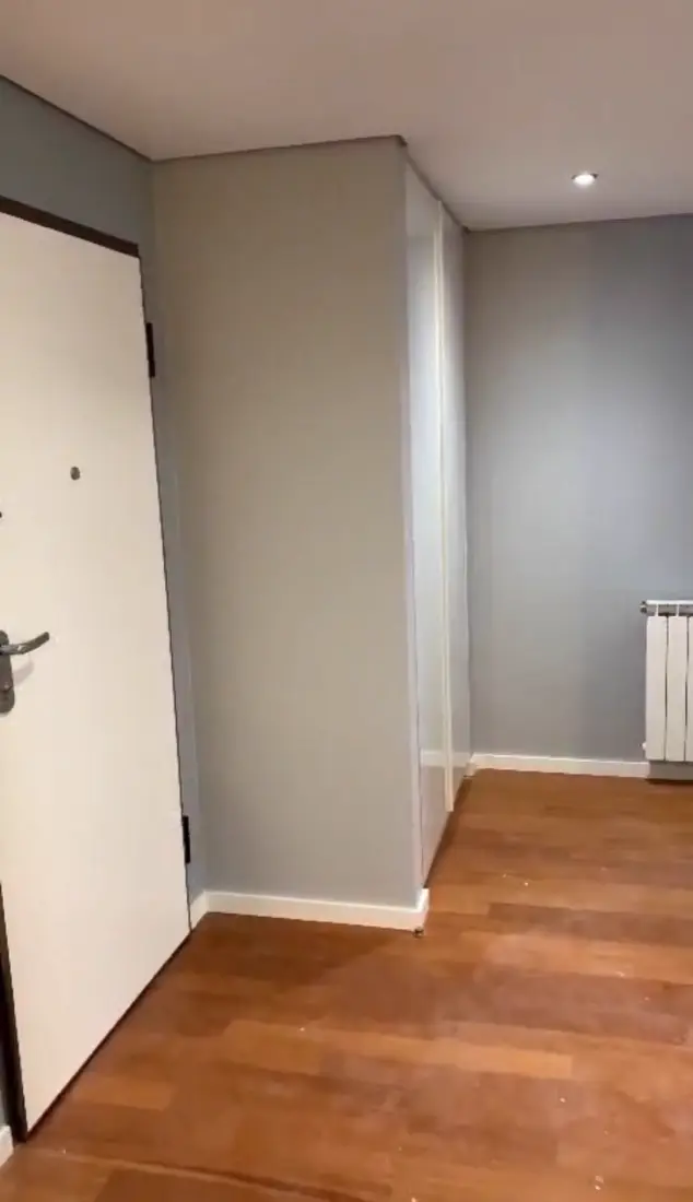 Entrada depois da obra, com piso flutuante novo